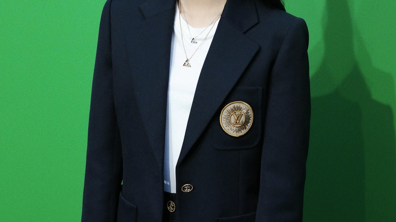 周也街头热吻男友正脸曝光男方系新锐导演陈牧驰身份被扒